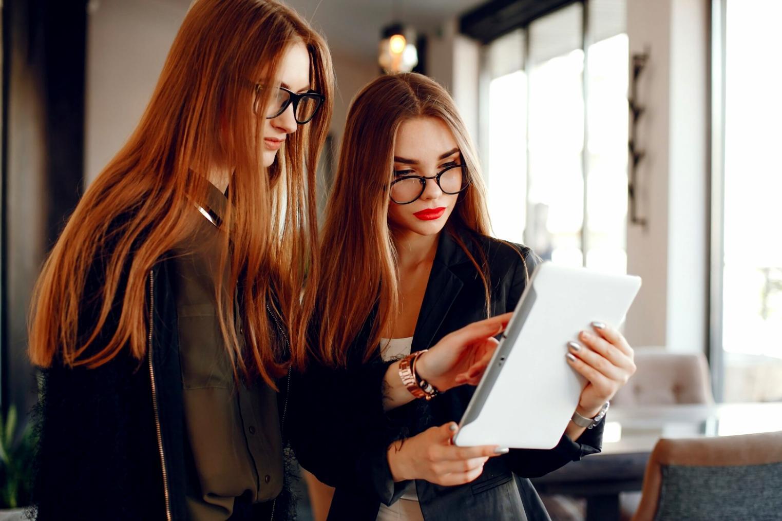 Teilnehmer beim praktischen Finanztraining mit Arbeitsunterlagen und Taschenrechner